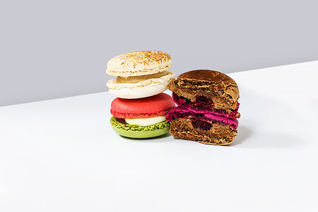 Макарон вишня-шоколад