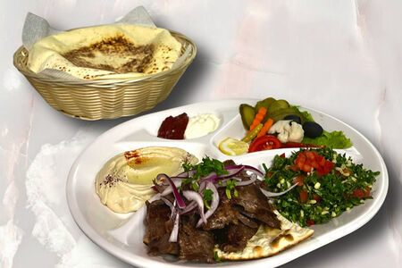 Шаурма из телятины на тарелке фирменная