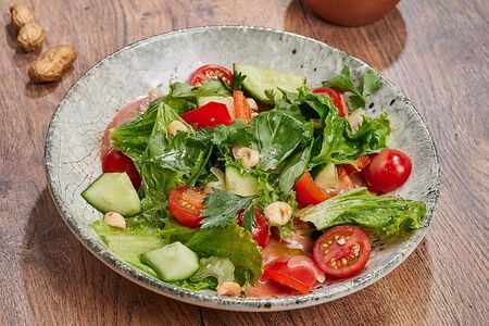 Салат по-грузински с фундуком