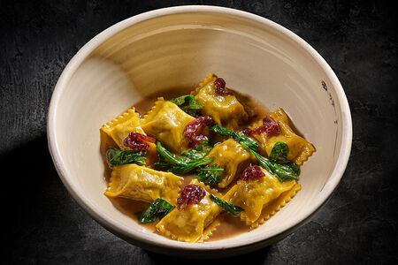 Равиоли с телятиной, шпинатом и соусом демиглясс 