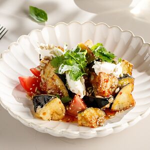 Салат с хрустящими баклажанами, томатами и сыром Фета