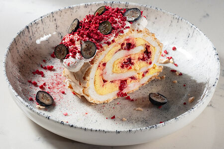 Меренговый рулет с малиной