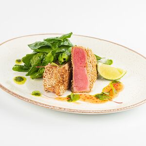 Стейк из тунца со шпинатом
