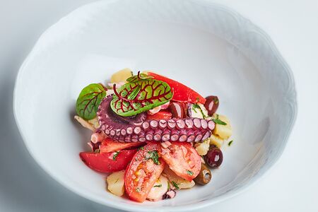 Теплый салат с осьминогом