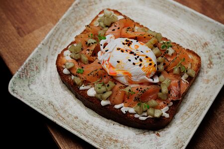 Бриошь с гравлаксом из лосося 