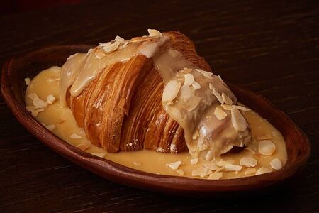 Круассан с заварным кремом и сгущенкой