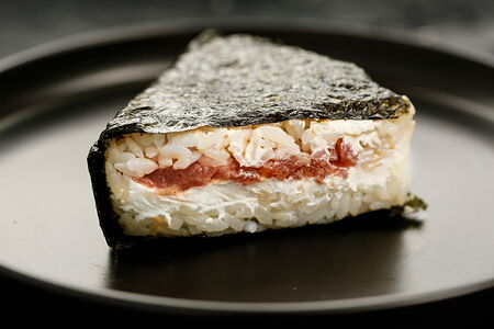 Онигири спайси тунец