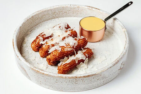 Нутовые чурросы, кукурузный соус и пармезан