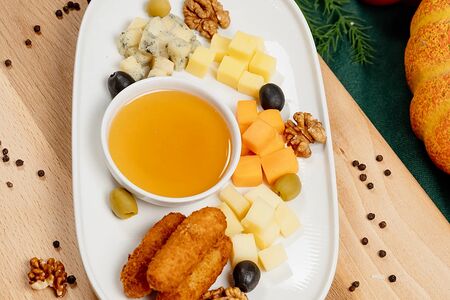 Ассорти из сыров с медом