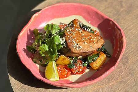 Стейк из тунца с овощами и картофелем