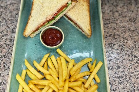 Клаб-сэндвич со слабосоленой семгой и печеным перцем