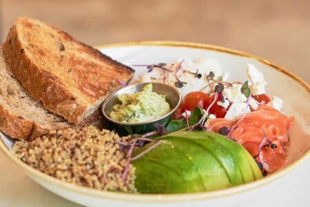 Боул с лососем и авокадо