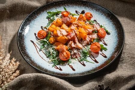 Салат с запеченной тыквой и беконом