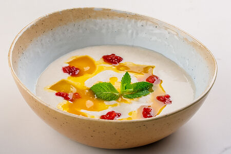 Манная каша с персиком и малиной