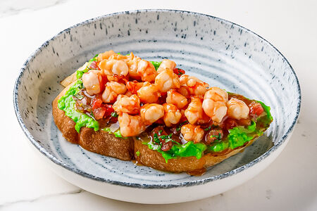 Брускетта с креветками и авокадо