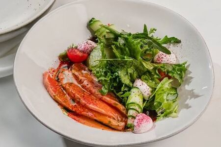 Салат с татаки из лосося с соусом понзо