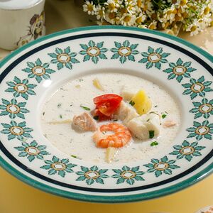 Сливочная уха с рыбой и креветкой