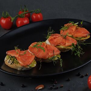 Брускетта с лососем