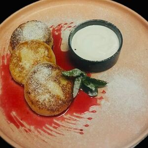 Сырники со сметаной и малиновым конфи