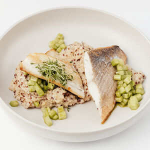 Филе дорадо с киноа и тартаром из огурца