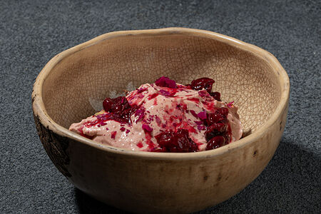 Мусс из вишни и базилика с шоколадным бисквитом