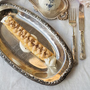 Вафельная трубочка с взбитой Рикоттой и белым шоколадом