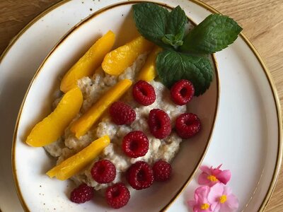 Каша овсяная с персиками и ягодами 