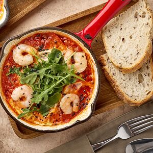 Шакушка из двух яиц с креветками и руколой 