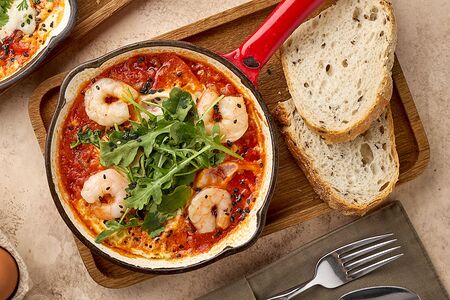 Шакушка из двух яиц с креветками и руколой 