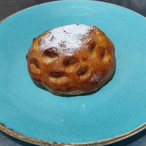 Булочка с яблоком