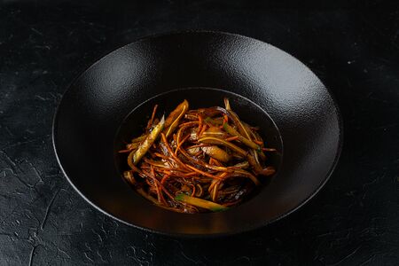 Салат из свиных ушей и свежих овощей