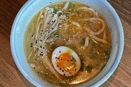 Ореховый рамен с фаршем и грибами эноки