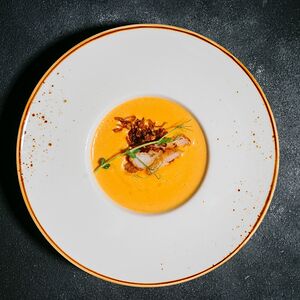 Крем суп из тыквы с креветками и хрустящим луком