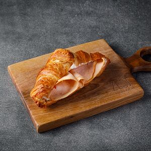 Круассан с пастрами из индейки