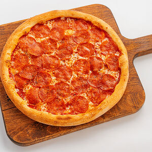 Пицца пепперони на тонком тесте