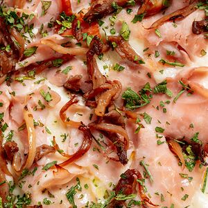 Римская пицца Ветчина, грибы и трюфельный крем