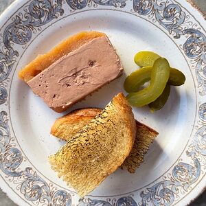 Паштет из куриной печени, яблочный мармелад, маринованные огурцы и бриошь