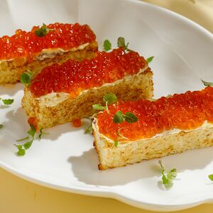 Бриошь с красной икрой