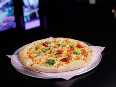 Пицца с цыпленком и сладким чилли 