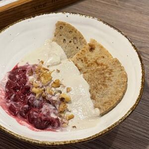 Блинчики с вишневым конфитюром