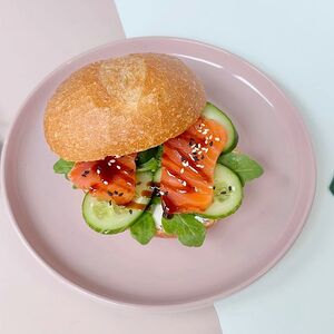 Австрийский завтрак с лососем и гуакамоле 