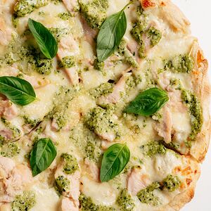 Римская пицца с песто и курицей