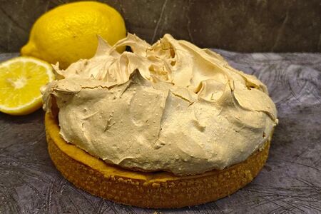 Лимонный пирог с меренгой