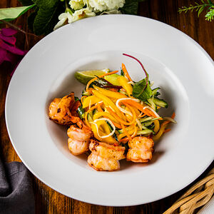 Салат с тигровыми креветками и манго