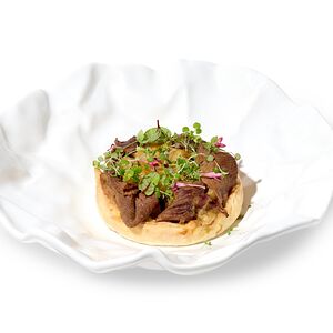 Язык говяжий с белыми грибами и мятым картофелем