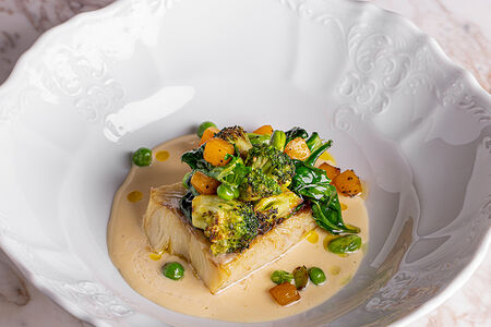 Филе трески с зелеными овощами и соусом из раков