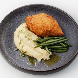 Хрустящая куриная котлета с трюфельным пюре