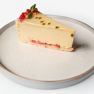 Торт Манго-маракуйя со стевией и клубникой