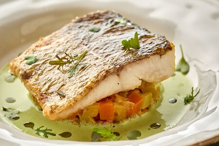 Муксун на подушке из овощей в сливочно-гороховом соусе