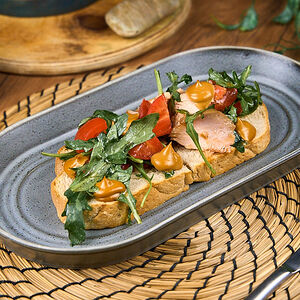 Брускетта с пастрами из индейки